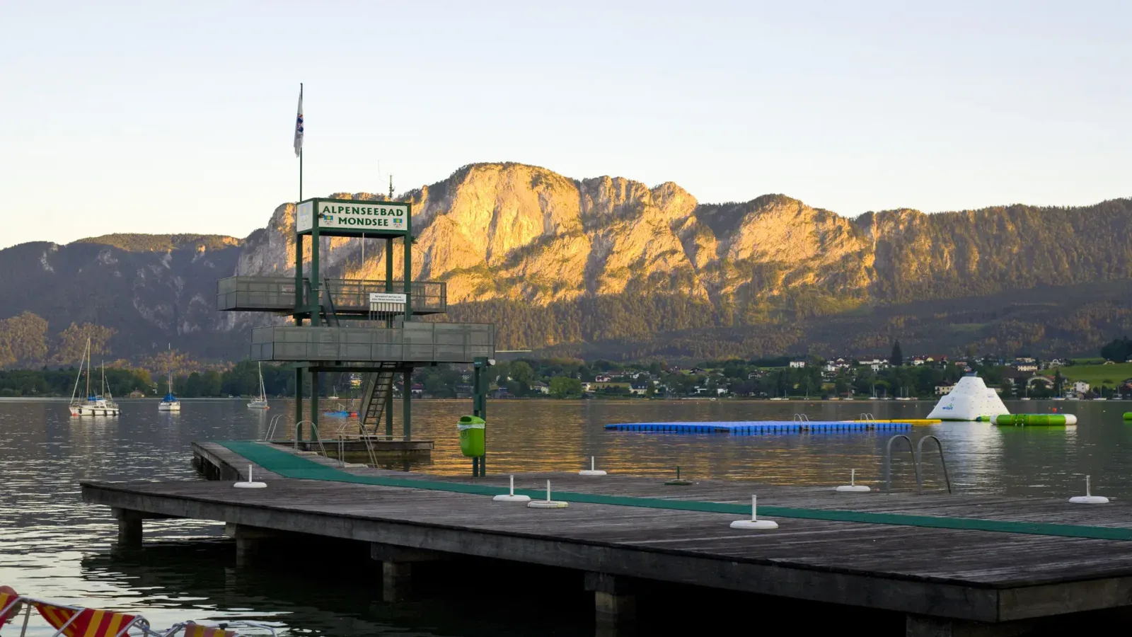 Mondsee — jezioro i kąpielisko Alpenseebad, Salzkammergut (fot. Wikimedia Commons, CC BY 2.0)