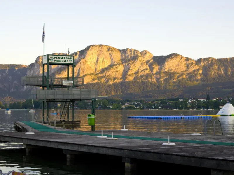 Mondsee — jezioro i kąpielisko Alpenseebad, Salzkammergut (fot. Wikimedia Commons, CC BY 2.0)