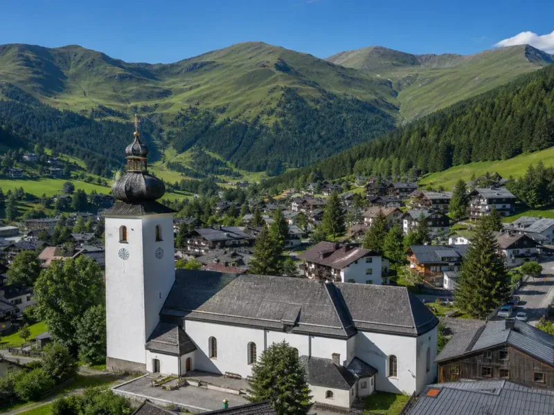 Bad Kleinkirchheim — panorama miejscowości uzdrowiskowej w Nockberge, Karyntia