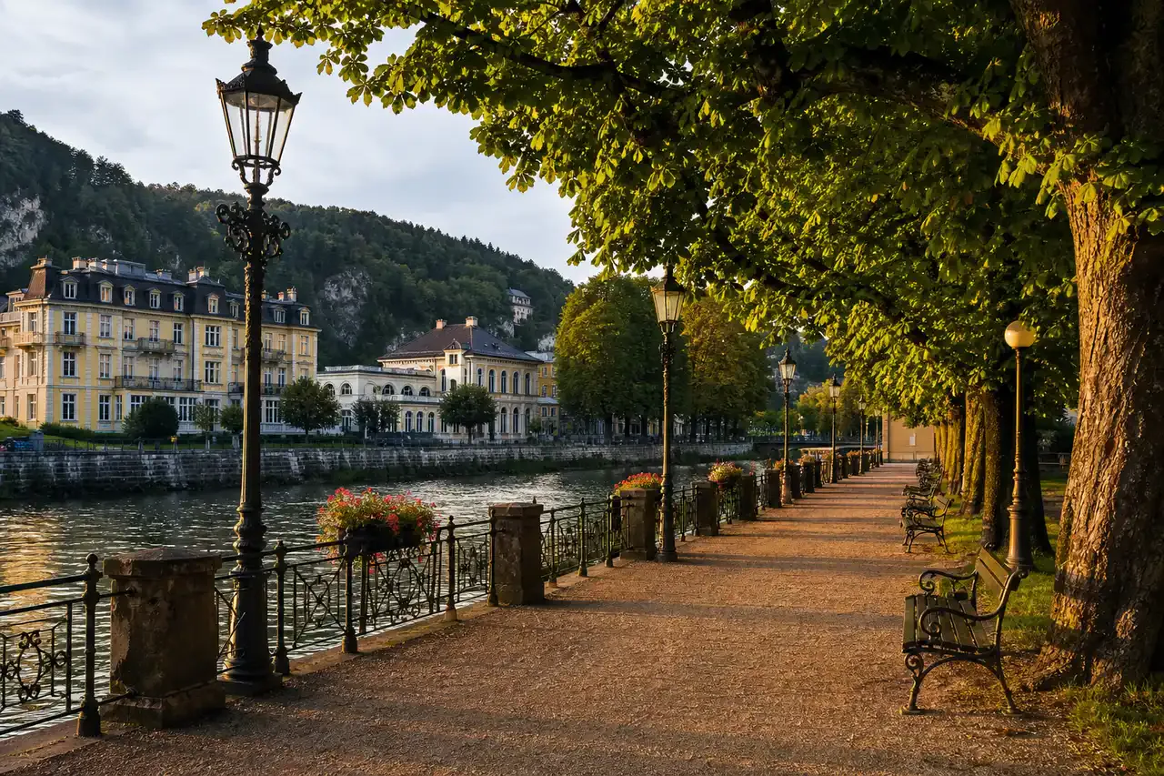 Esplanade w Bad Ischl — deptak nad rzeką Traun w centrum miasta