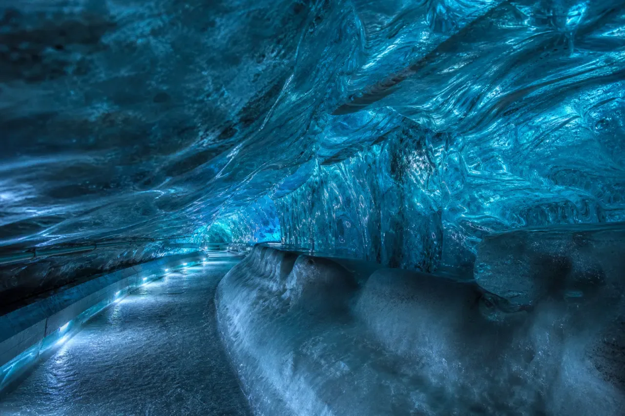 Natur Eis Palast — jaskinia lodowa w lodowcu Hintertux