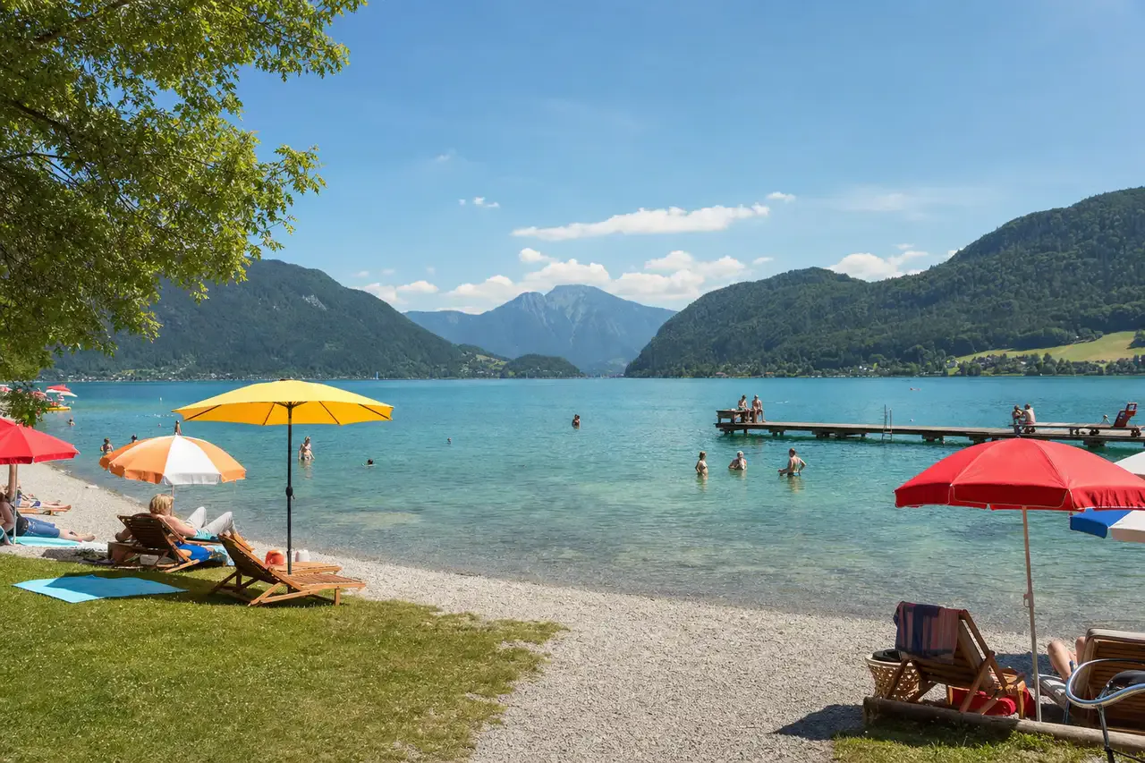 Plaża nad jeziorem Mondsee — Strandbad, kąpielisko alpejskie w Salzkammergut