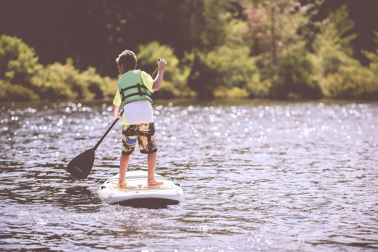 SUP na jeziorze — aktywny wypoczynek nad wodą w regionie Mondsee